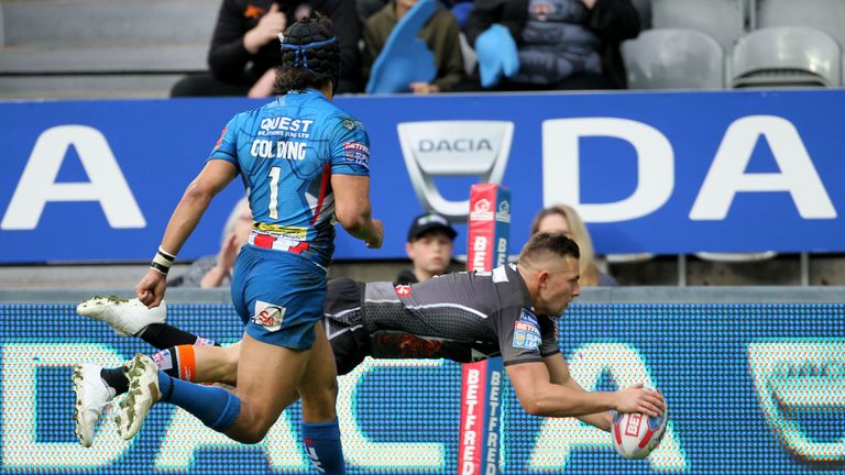 Greg Eden scores a try against Leeds at Magic Weekend