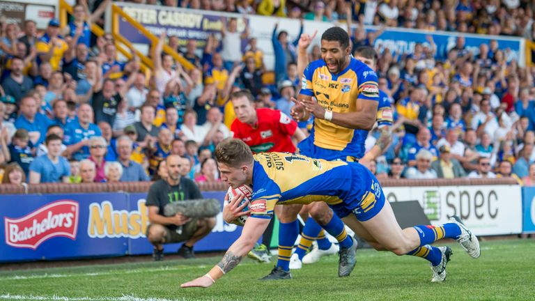 Liam Sutcliffe crosses for Leeds' second try