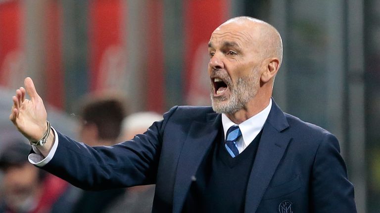 MILAN, ITALY - APRIL 30:  FC Internazionale Milano coach Stefano Pioli issues instructions to his players during the Serie A match between FC Internazional