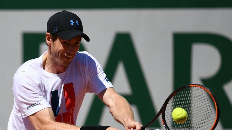 British Andy Murray attends a training session ahead of the Roland Garros 2017 French Tennis Open