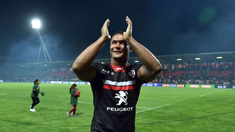 Thierry Dusautoir applauds the fans after his final game for Toulouse