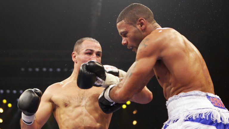 IBF middleweight world champion German'y "King" Arthur Abraham (L) challenges Britain's Wayne Elcock during their fight 08 Dec 07