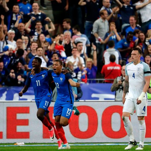 England lose to 10-man France