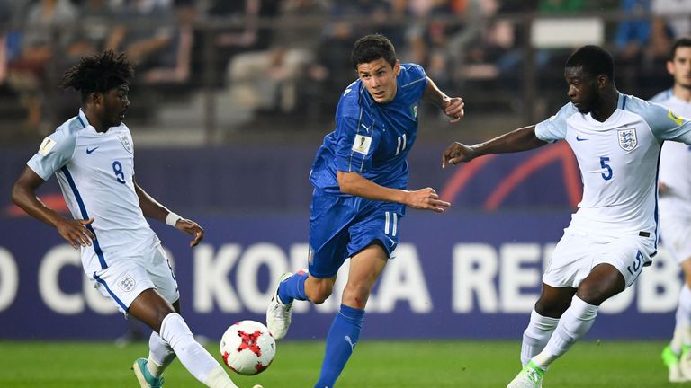 Italy's midfielder Matteo Pessina (C) passes the ball next to England's midfielder Ainsley Maitland-Niles (L) and defender Fikayo Tomori during the U-20 Wo