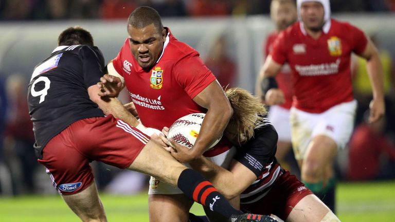 British and Irish Lions' Kyle Sinckler (C) makes a break during the rugby match between New Zealand's Provinial Barbarians and the British and Irish Lions 