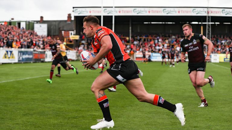 Castleford piled the woes on Warrington with a dominant display