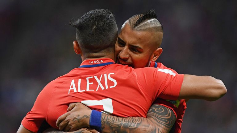 Arturo Vidal (R) wants Chile team-mate Alexis Sanchez (L) to join him at Bayern Munich