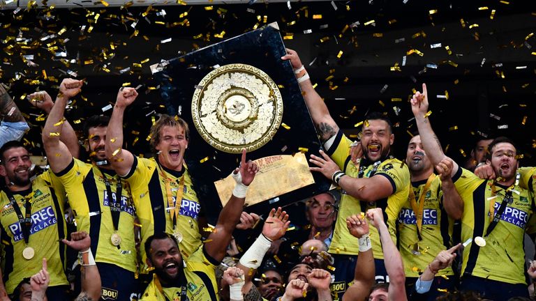 Clermont's players celebrate their TOP14 final victory