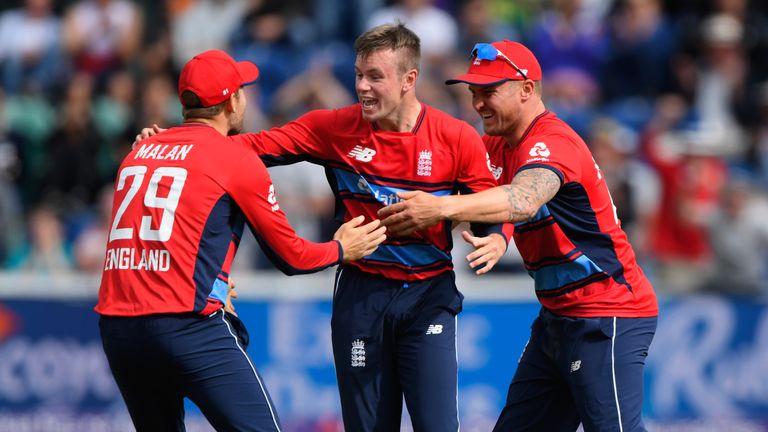 CARDIFF, WALES - JUNE 25:  England bowler Mason Crane (c) celebrates with team mates after dismissing AB de Villiers during the 3rd NatWest T20 Internation