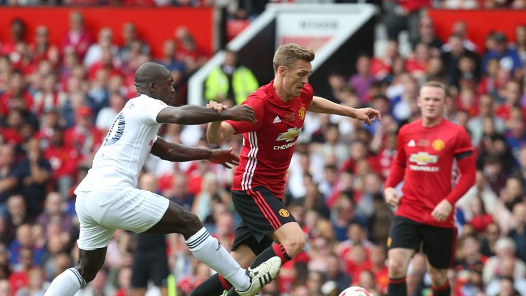 Darren Fletcher takes on Clarence Seedorf
