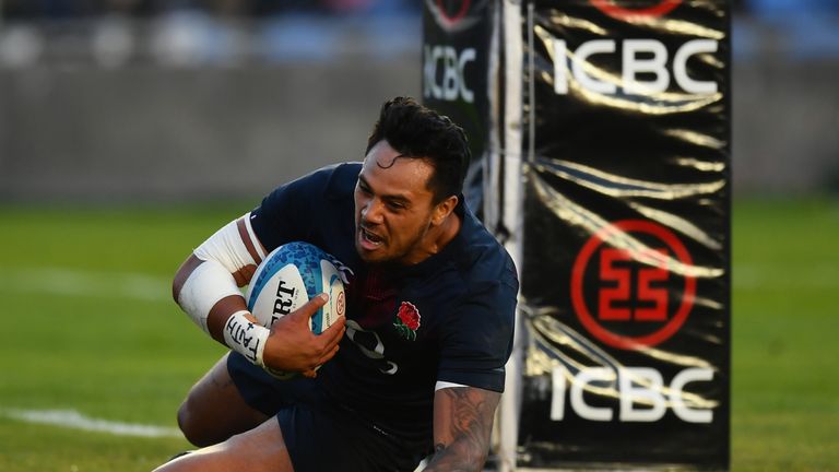 SAN JUAN, ARGENTINA - JUNE 10:  Denny Solomona of England scores the winning try during the International Test match between Argentina and England at Estad