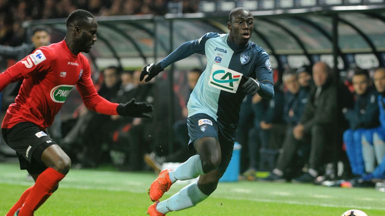 Guingamp's French defender Brou Benjamin Angoua (L) vies with Le Havre's French defender Ferlan Mendy 