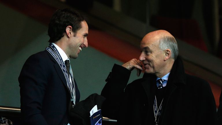 David Elleray (r.) führt die Geschicke der IFAB.