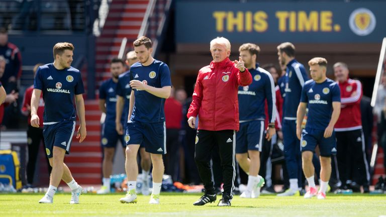 Scotland manager Gordon Strachan with his players at Hampden 