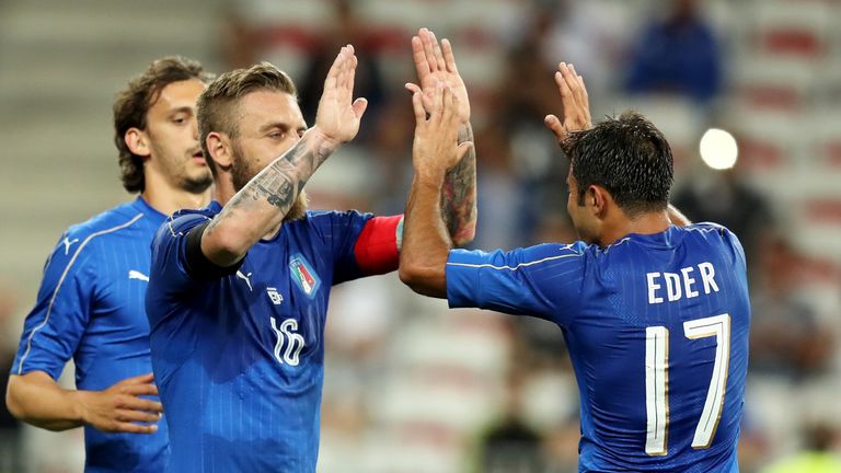 Italy's Daniele De Rossi celebrates after scoring a goal with Italy's Eder (R) during the friendly football match Italy vs Uruguay at the Allianz Riviera S