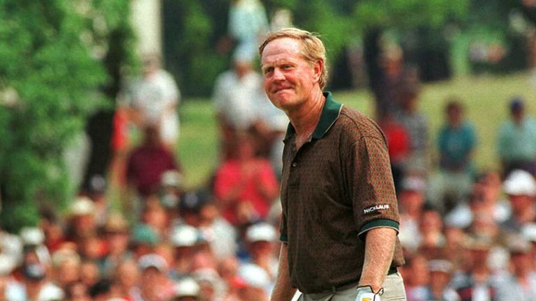 BLOOMFIELD HILLS, MI - JUNE 15:  Jack Nicklaus of the US looks to the gallery as he receives an ovation while walking up to the 18th green at the conclusio