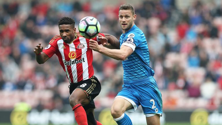 Jermain Defoe battles with Simon Francis during the Premier League match between Sunderland and Bournemouth