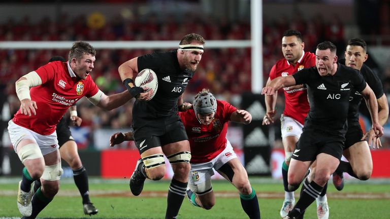 All Black captain Kieran Read (L) offloads to Ryan Crotty (R) during the Test match between the New Zealand All Blacks an