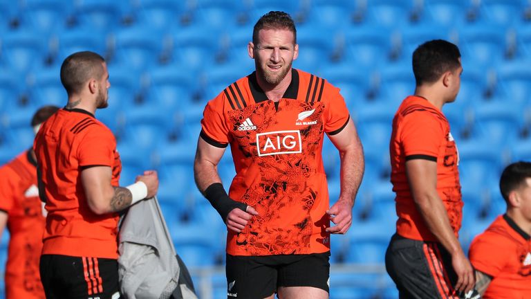   Kieran Read (C) warms up during a New Zealand All Blacks training session