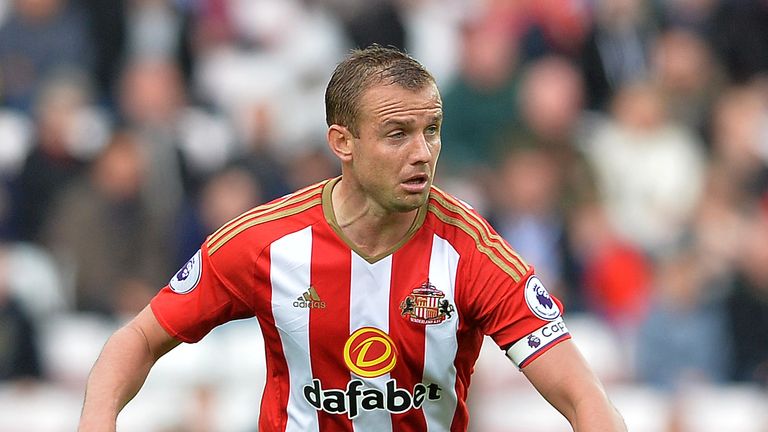 SUNDERLAND, ENGLAND - SEPTEMBER 24: Lee Cattermole of Sunderland in action during the Premier League match between Sunderland FC and Crystal Palace FC at S