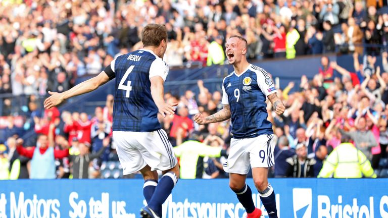 在世界杯预选赛F组对阵英格兰的比赛中，苏格兰队的利·格里菲斯(右)为他的球队打进了本场比赛的第二个进球