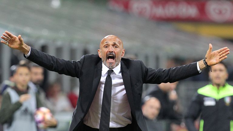 MILAN, ITALY - MAY 07:  AS Roma coach Luciano Spalletti shouts to his players durin the Serie A match between AC Milan and AS Roma at Stadio Giuseppe Meazz