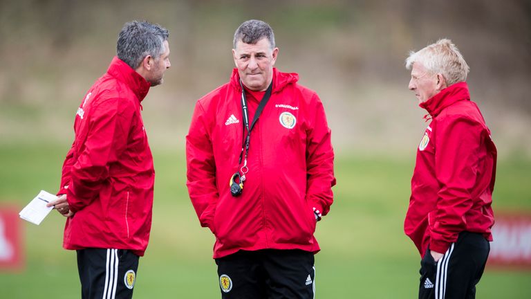23/03/17 . SCOTLAND TRAINING . MAR HALL - BISHOPTON. Scotland manager Gordon Strachan (right) with Mark McGhee (centre) and Tony Docherty