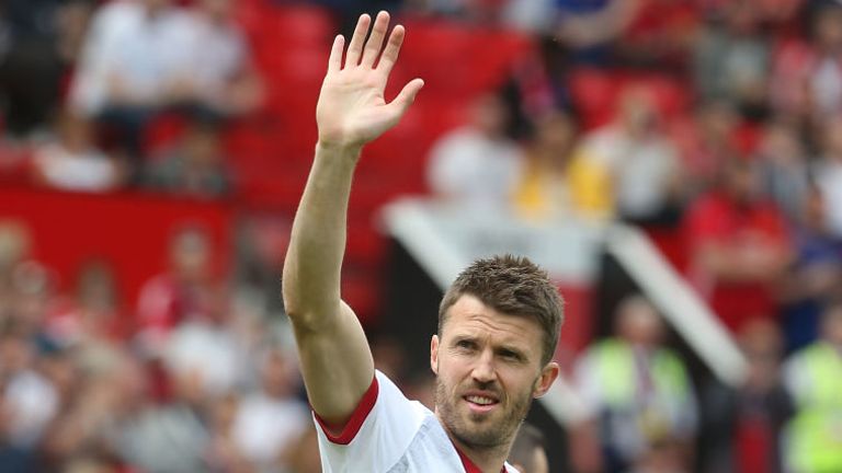 Michael Carrick of Manchester United '08 XI waves to the crowd 