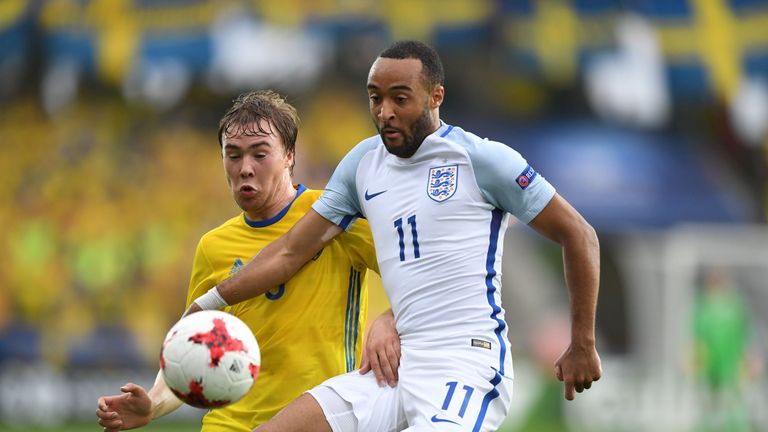 Sweden's Simon Tibbling (L) vies with England's Nathan Redmond during an UEFA U21 European Championship Group A football match between Sweden and England i