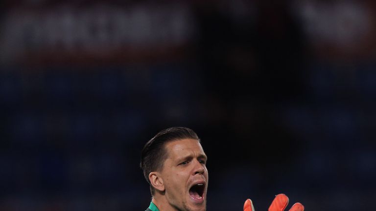 ROME, ITALY - NOVEMBER 06:  AS Roma goalkeeper Wojciech Szczesny gestures during the Serie A match between AS Roma and Bologna FC at Stadio Olimpico on Nov