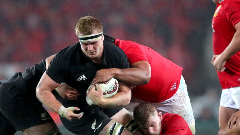 Mako Vunipola and George Kruis tackle Sam Cane 