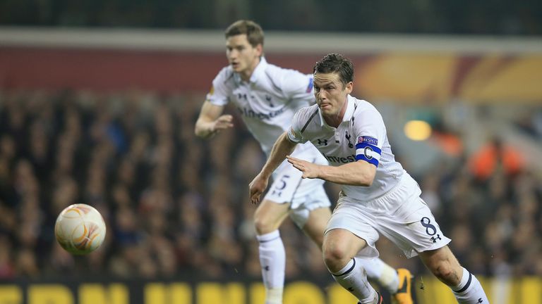 LONDON, ENGLAND - MARCH 07:  Scott Parker of Tottenham Hotspur with the ball during the UEFA Europa League Round of 16 First Leg match between Tottenham Ho