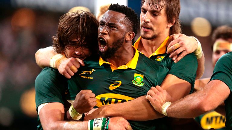 Siya Kolisi of South Africa (C) celebrates after scoring a try against France during the International test match between South Africa and France at the Ki