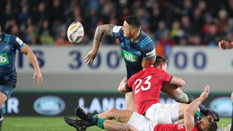  Sonny Bill Williams offloads to Ihaia West to set up the winning try.