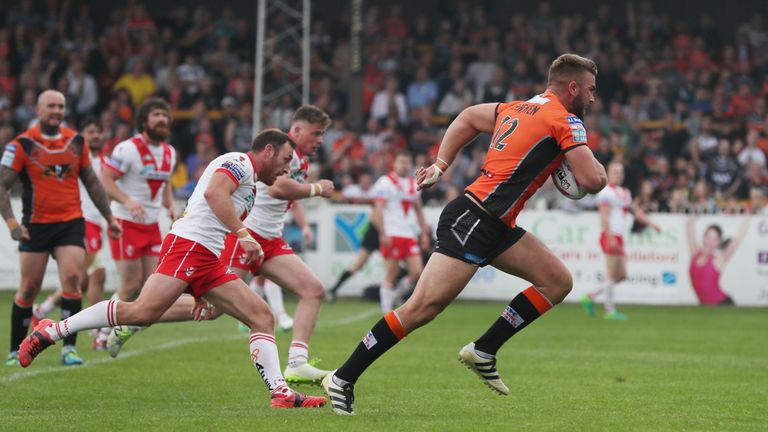 Mike McMeeken of Castleford Tigers scoring their second try