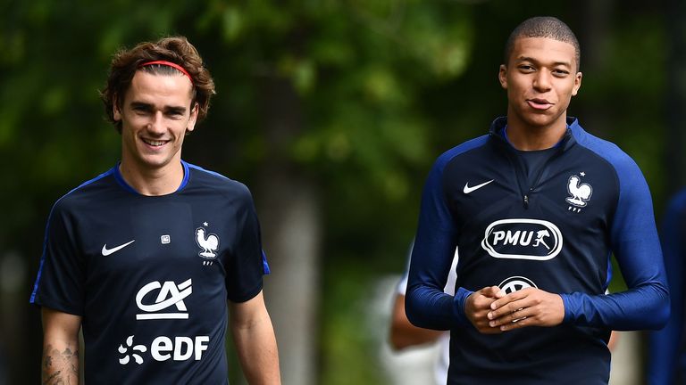 (From L) France's forward Kylian Mbappe (R) speaks with France's forward Antoine Griezmann