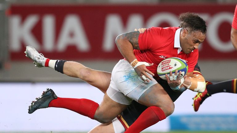 Vili Tahitu'a takes on the Wales defence