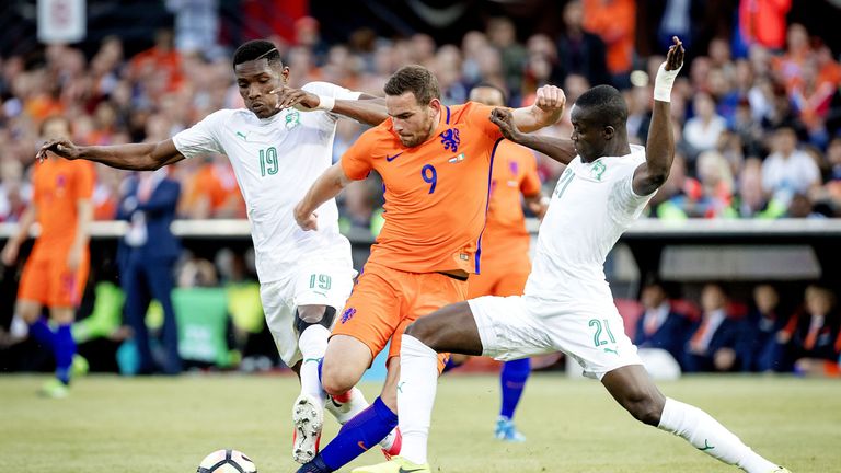 Netherlands' Vincent Janssen (C) vies with Simon Deli (L) and Eric Bailly of Ivory Coast 