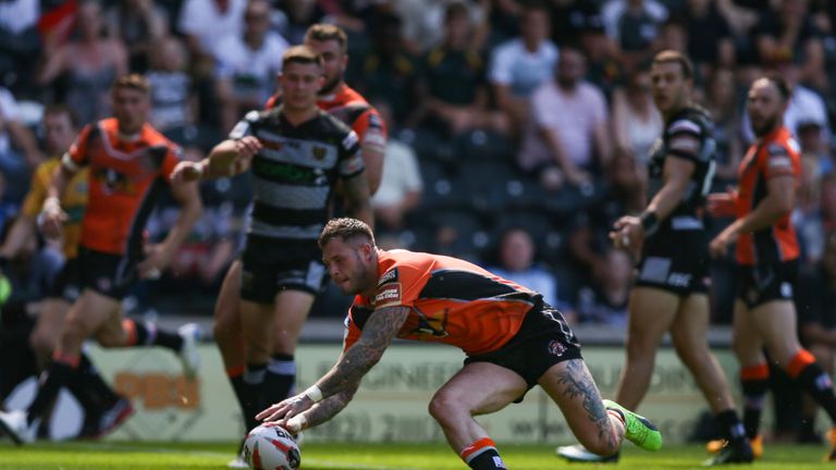 Ladbrokes Challenge Cup - Hull FC v Castleford Tigers - The KCOM Stadium, Hull, England - Zak Hardacre of Castleford Tigers scores the 2nd try