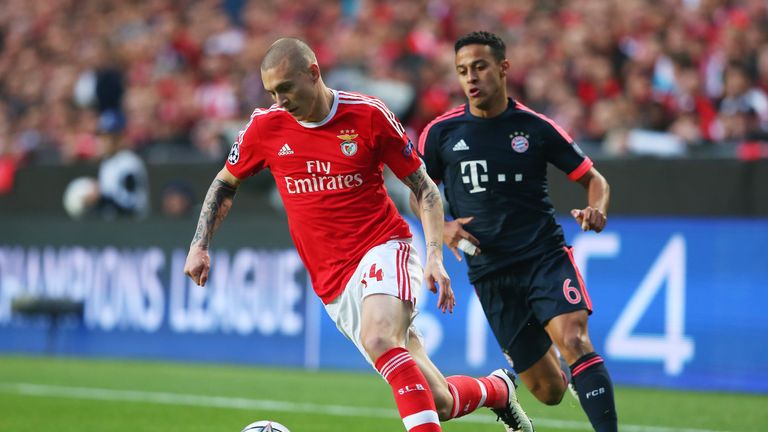 Victor Lindelof and Thiago during the Champions League quarter final second leg match between Benfica and Bayern Munich at Estadio da Luz on April 13, 2016