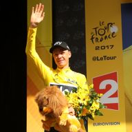 Chris Froome extended his yellow jersey lead to 27 seconds over Rigoberto Uran