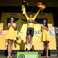 Chris Froome celebrates after regaining the yellow jersey on stage 14