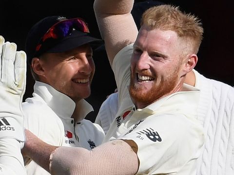 Joe Root congratulates Ben Stokes on bowling Quinton de Kock
