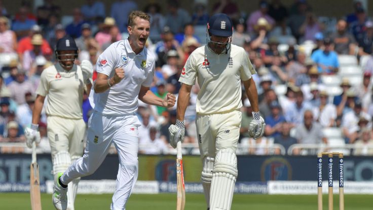 South Africa's Chris Morris (2L) celebrates taking the wicket of England's Alastair Cook (R) on the fourth day of the second Test match v England