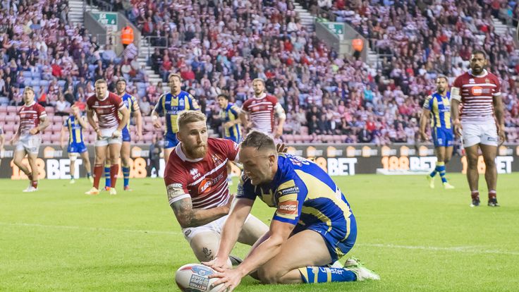 Ben Currie scores the winning try against Wigan