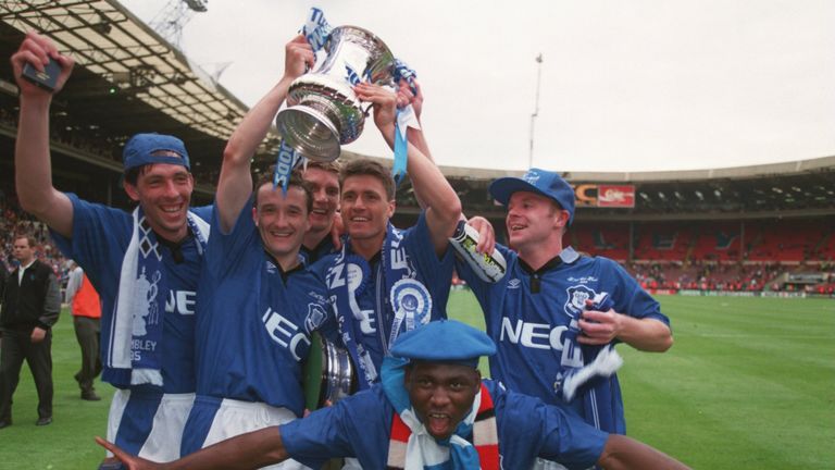 Everton players Gary Ablett, Barry Horne, Joe Parkinson, Paul Rideout, Graham Stuart and Daniel Amokachi celebrate with the trophy at the 1995 FA Cup final
