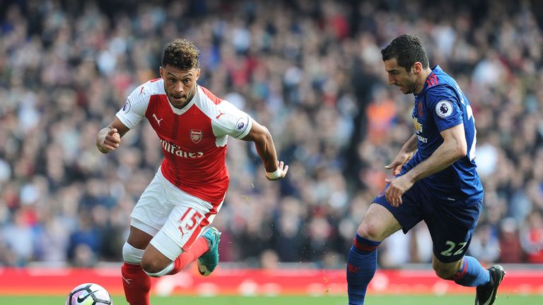 Alex Oxlade-Chamberlain in action during the Premier League match between Arsenal and Manchester United on May 7, 2017