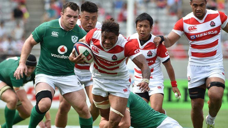 Japan's number-8 Amanaki Lelei Mafi (C) rushes to the forward agaist Ireland during their rugby union Test match in Tokyo on June 24, 2017.  / AFP PHOTO / 