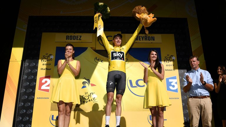 Chris Froome celebrates after regaining the yellow jersey on stage 14