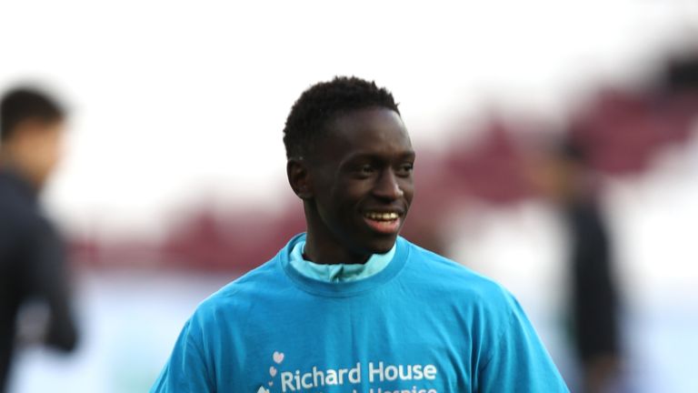 LONDON, ENGLAND - JANUARY 14: Domingos Quina of West Ham United warms up prior to the Premier League match between West Ham United and Crystal Palace at Lo